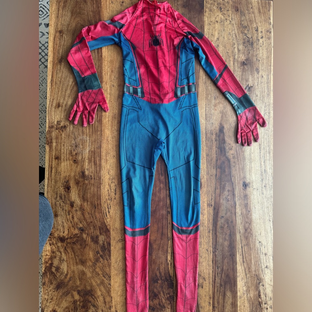 Kids Spiderman costume covers the entire body from neck to toe, zipper closure.